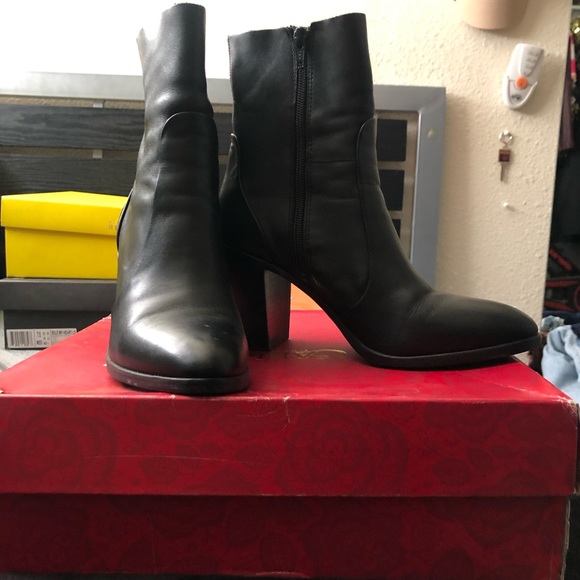 Carlos Santana Leather Ankle Boots - Picture 2 of 2